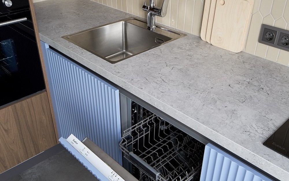 Природная кухня с вертикальной фрезеровской на фасадах