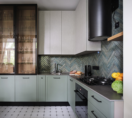 Кухня в московской сталинке в духе норвежского леса