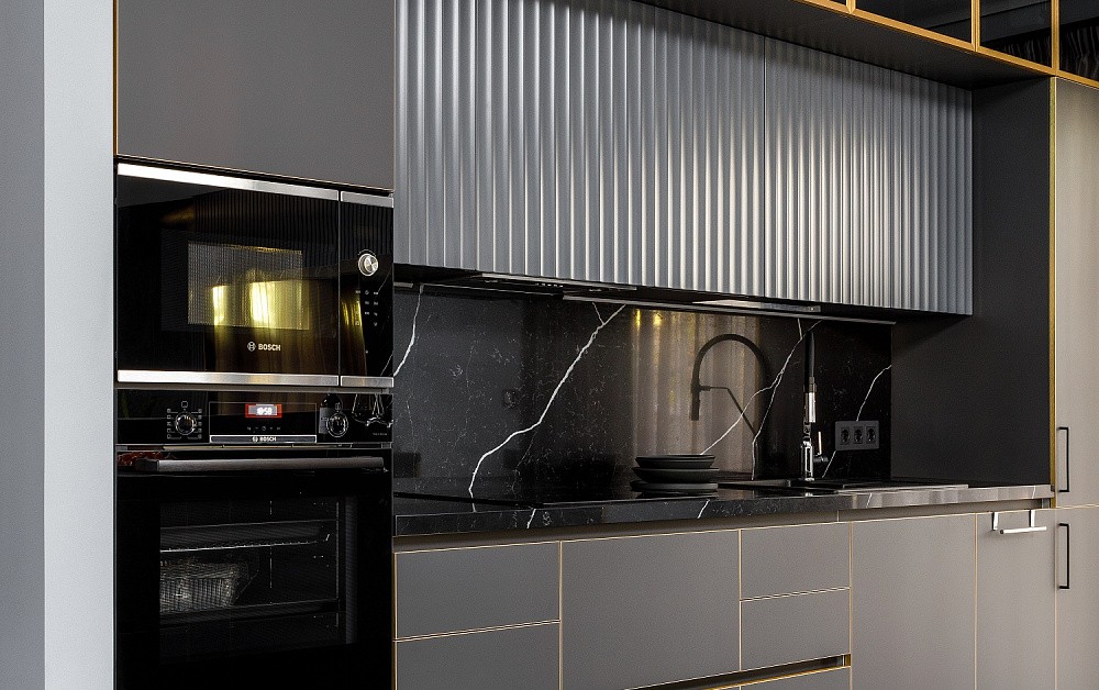 Брутальная чёрная кухня с золотыми деталями