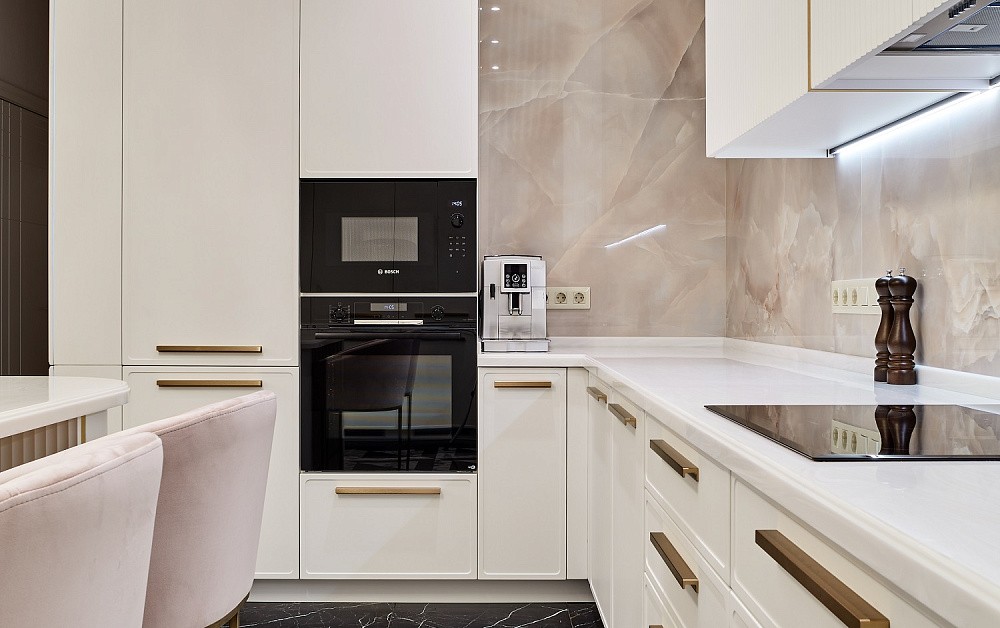 Пудрово-белоснежная П-образная кухня