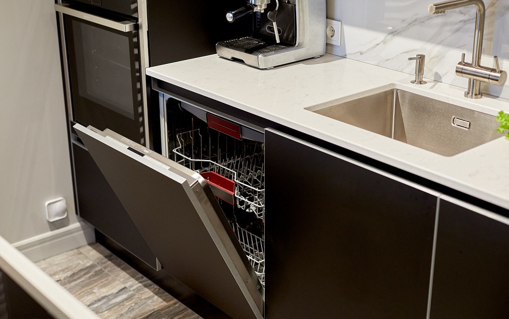 Брутальная кухня с древесными акцентами