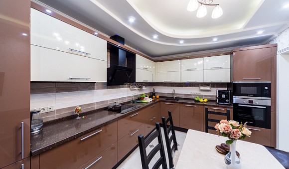 Современный дизайн светлой кухни