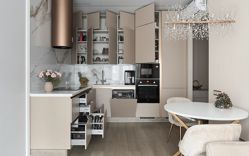 Нежная кухня с продуманным хранением