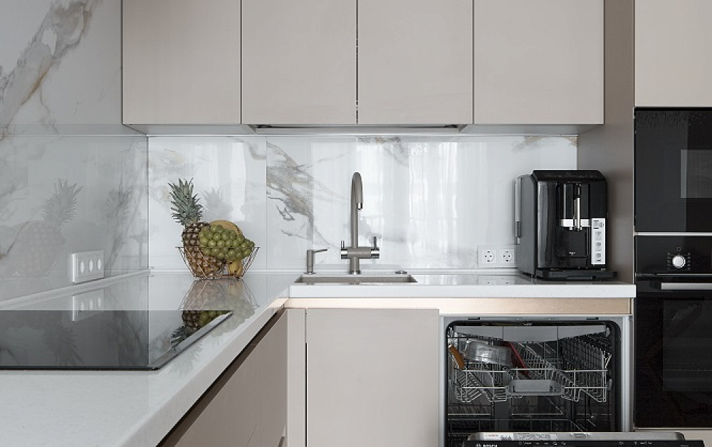 Нежная кухня с продуманным хранением