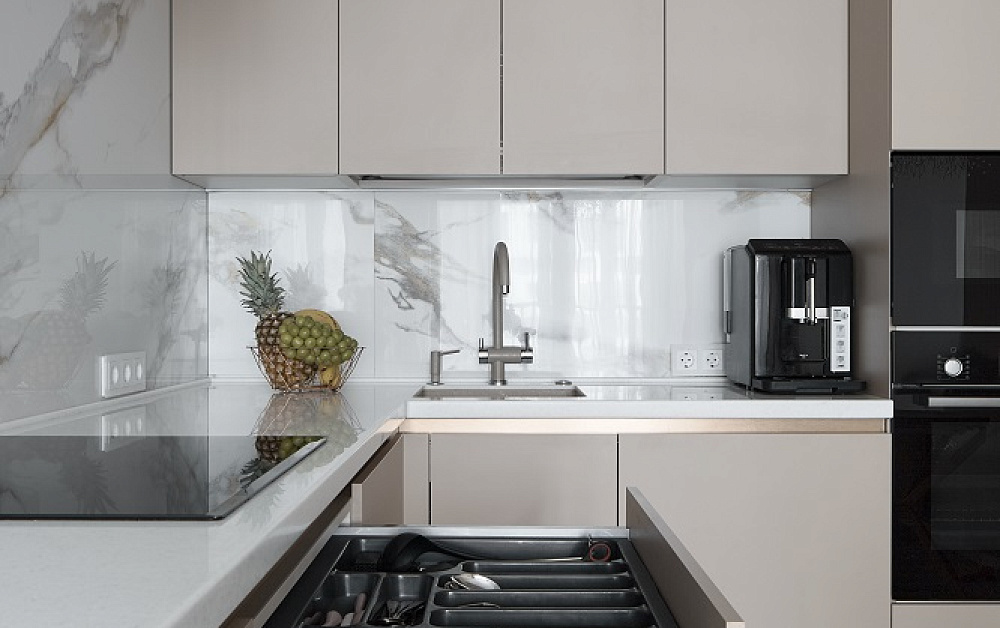 Нежная кухня с продуманным хранением